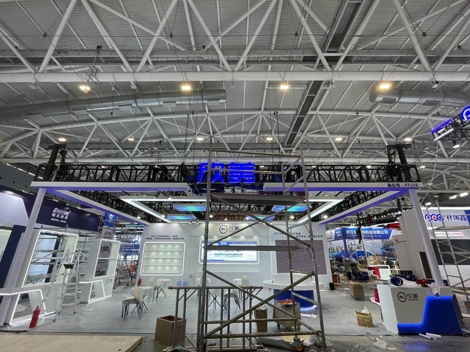 booth installation crew with truss rigging at a China trade show